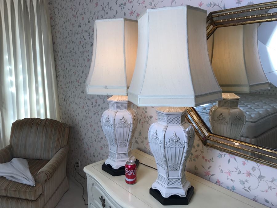 Stunning Pair Of White Hollywood Regency Table Lamps With Shades [Photo 6]