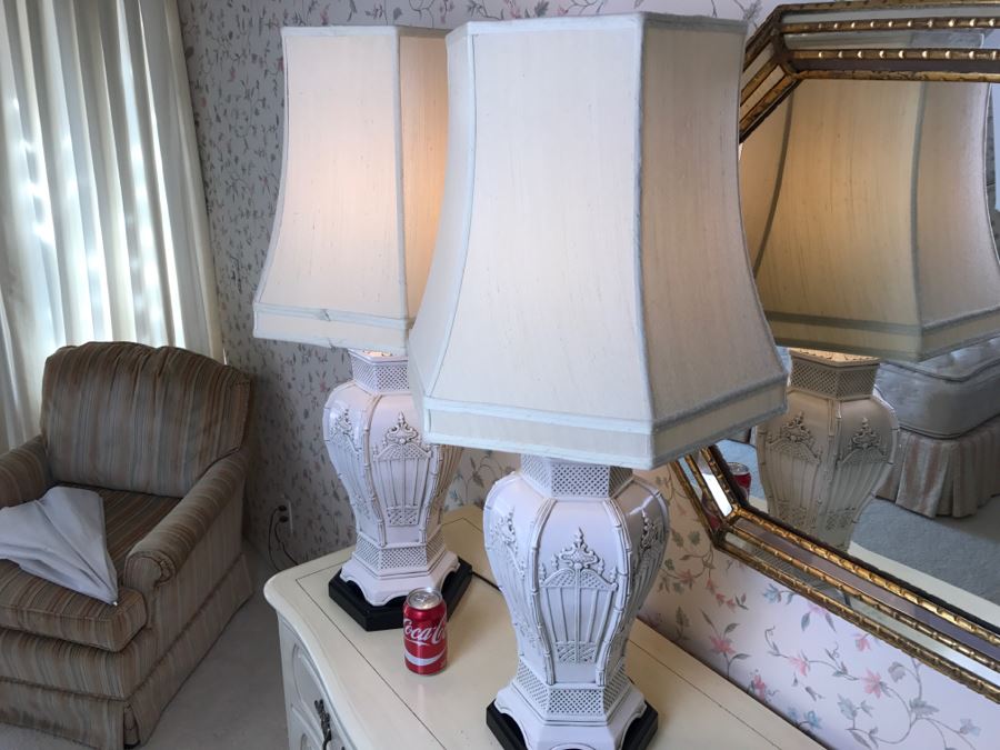 Stunning Pair Of White Hollywood Regency Table Lamps With Shades [Photo 11]