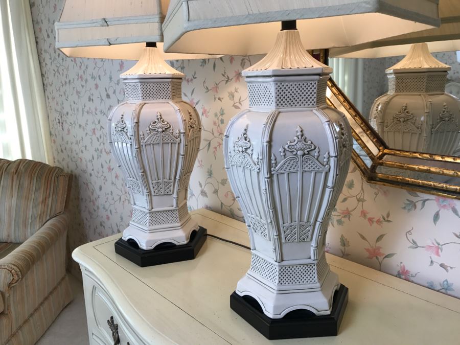 Stunning Pair Of White Hollywood Regency Table Lamps With Shades [Photo 1]