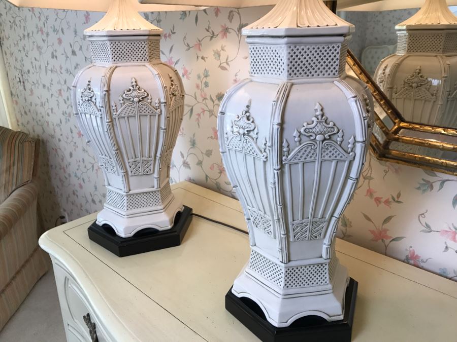 Stunning Pair Of White Hollywood Regency Table Lamps With Shades [Photo 3]