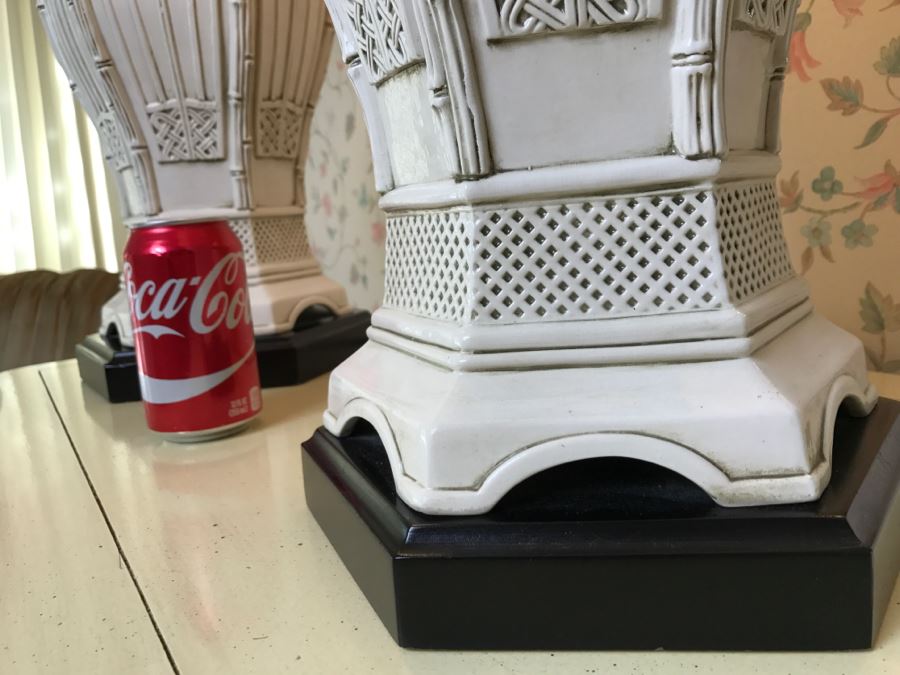 Stunning Pair Of White Hollywood Regency Table Lamps With Shades [Photo 10]