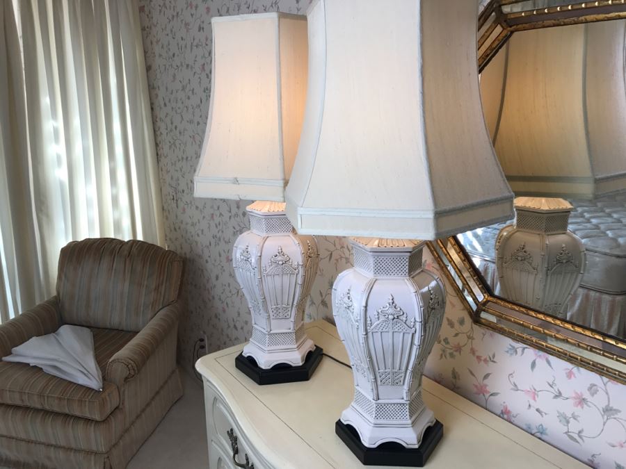 Stunning Pair Of White Hollywood Regency Table Lamps With Shades [Photo 5]