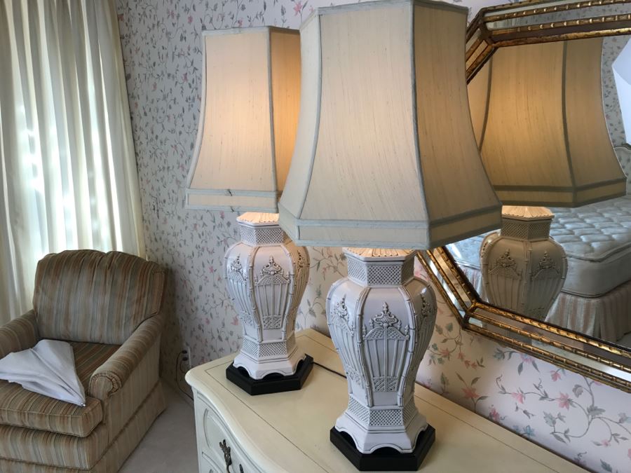Stunning Pair Of White Hollywood Regency Table Lamps With Shades [Photo 4]