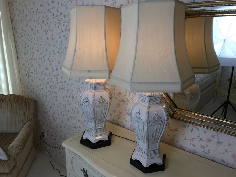 Stunning Pair Of White Hollywood Regency Table Lamps With Shades [Photo 2]