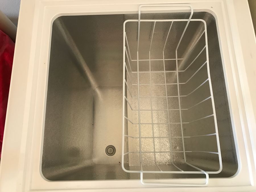 IGLOO Chest Freezer Like Brand New [Photo 6]