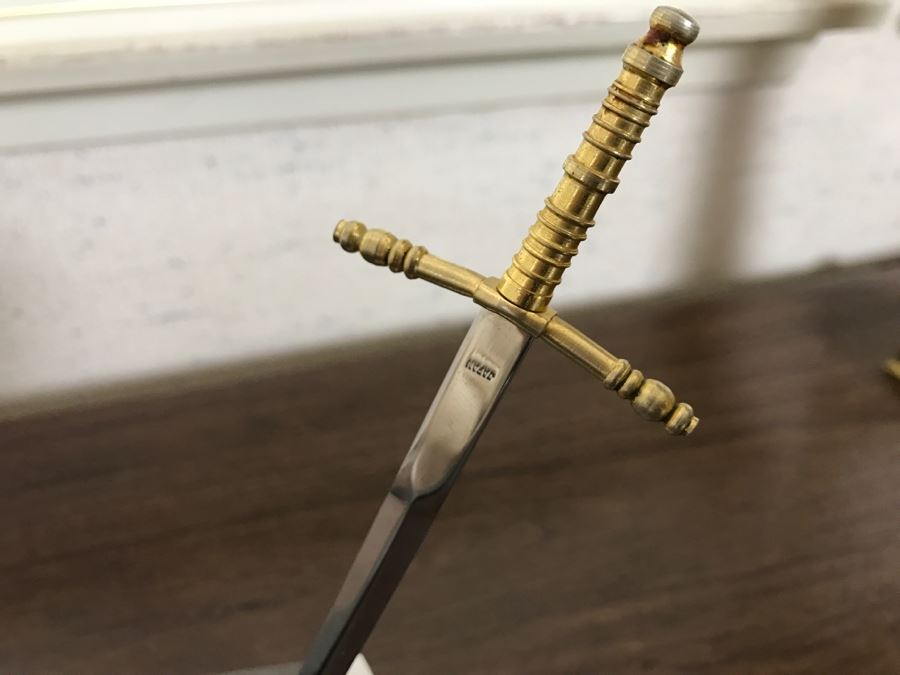 Nice Thomasville Wooden Writing Desk With Brass Lamp, Letter Opener And Walnut Box [Photo 14]