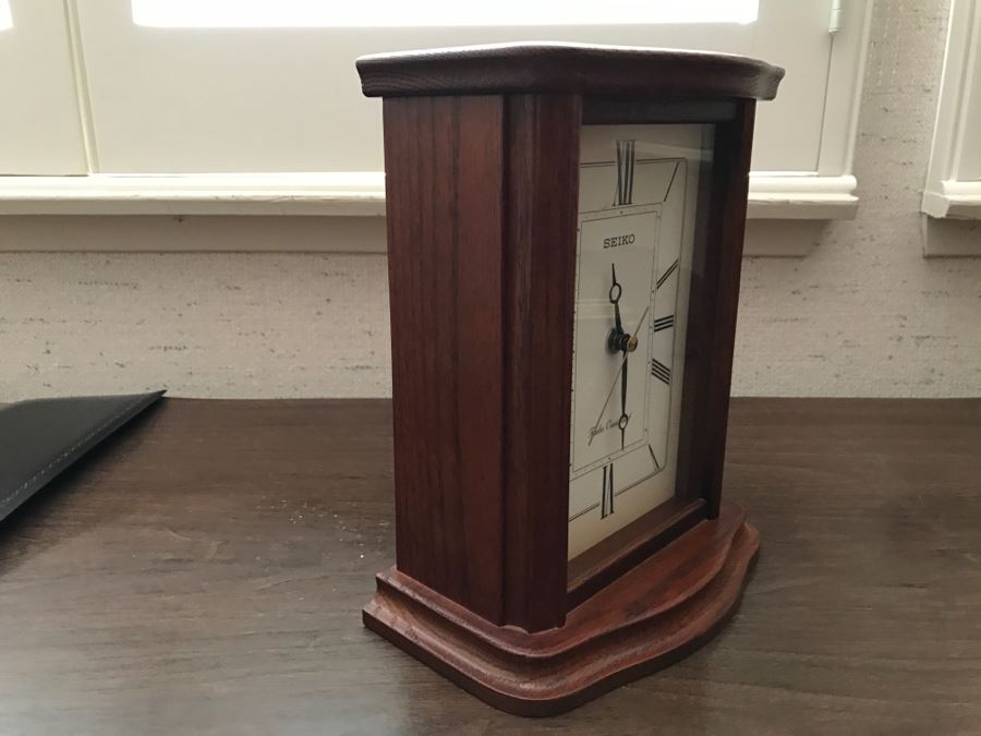 Radio Controlled SEIKO Desk Clock [Photo 4]