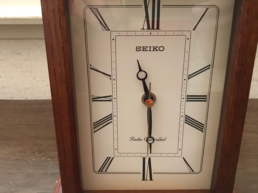 Radio Controlled SEIKO Desk Clock [Photo 2]