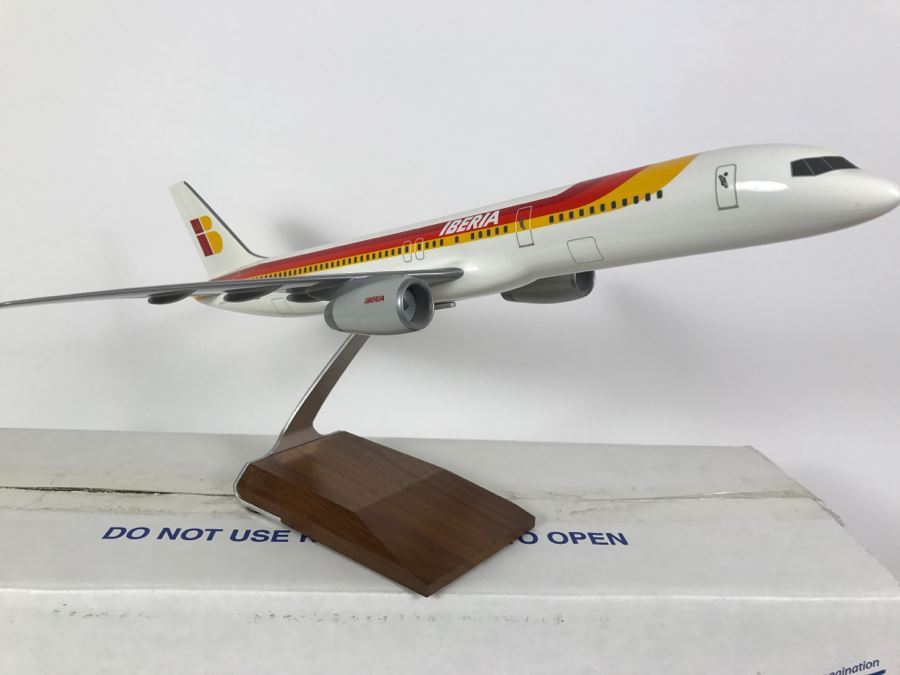 PACMIN Precision Model Airplane Boeing Commercial Airplance IBERIA 1/100 Scale 757-200 With Box Pacific Miniatures [Photo 9]