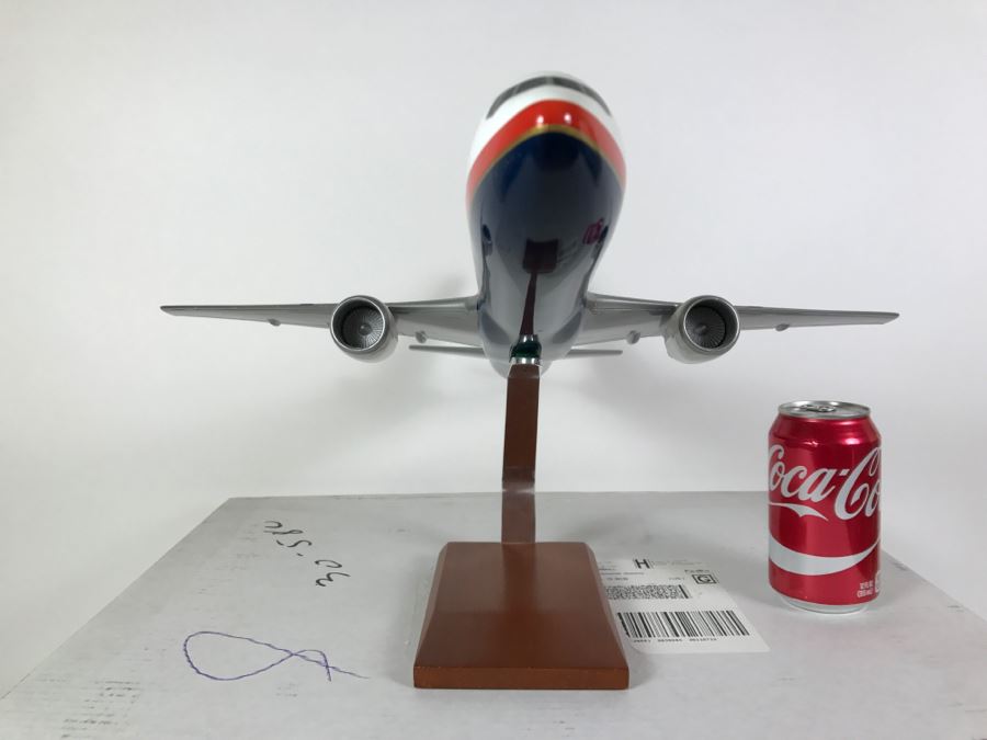Toys & Models Corporation Precision Airplane Model TRANS WORLD 767-300 1/100 Scale T.W.A. With Box [Photo 5]