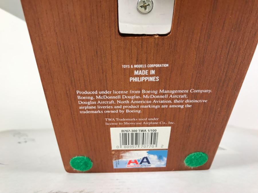 Toys & Models Corporation Precision Airplane Model TRANS WORLD 767-300 1/100 Scale T.W.A. With Box [Photo 15]