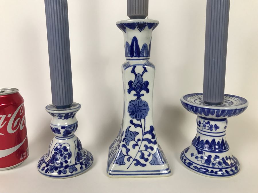 Set Of 3 Blue And White Candlesticks The Canton Collecton By Two's Company [Photo 2]
