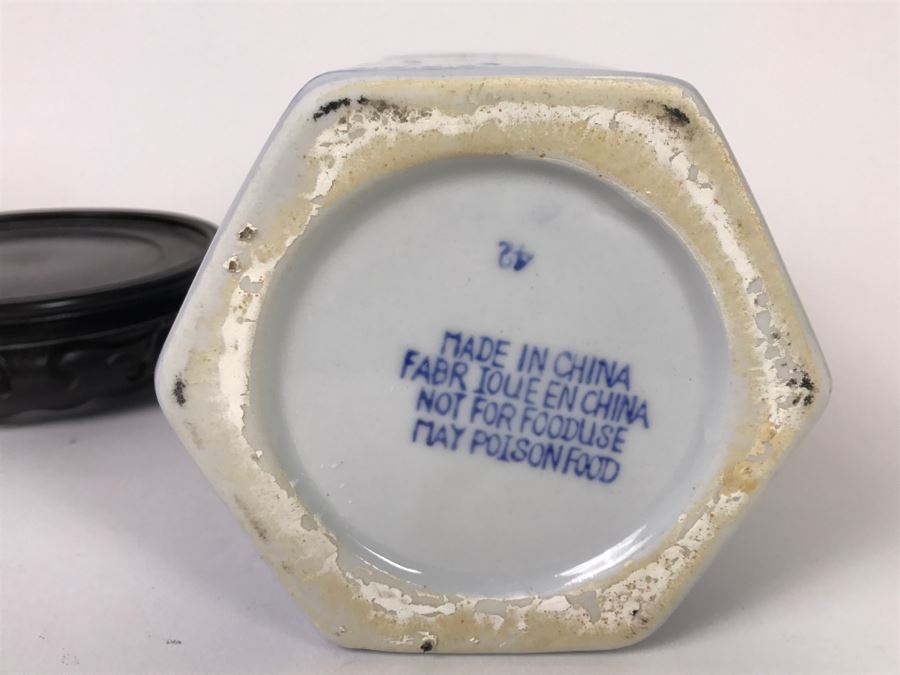 Pair Of Blue And White Jars With Wooden Stand [Photo 9]