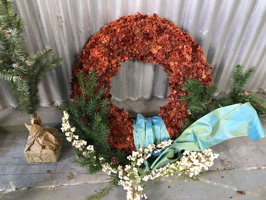 Christmas Decoration Lot With (3) Vintage Metal Christmas Tree Stands [Photo 10]