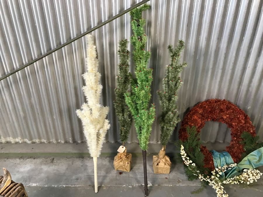 Christmas Decoration Lot With (3) Vintage Metal Christmas Tree Stands [Photo 11]