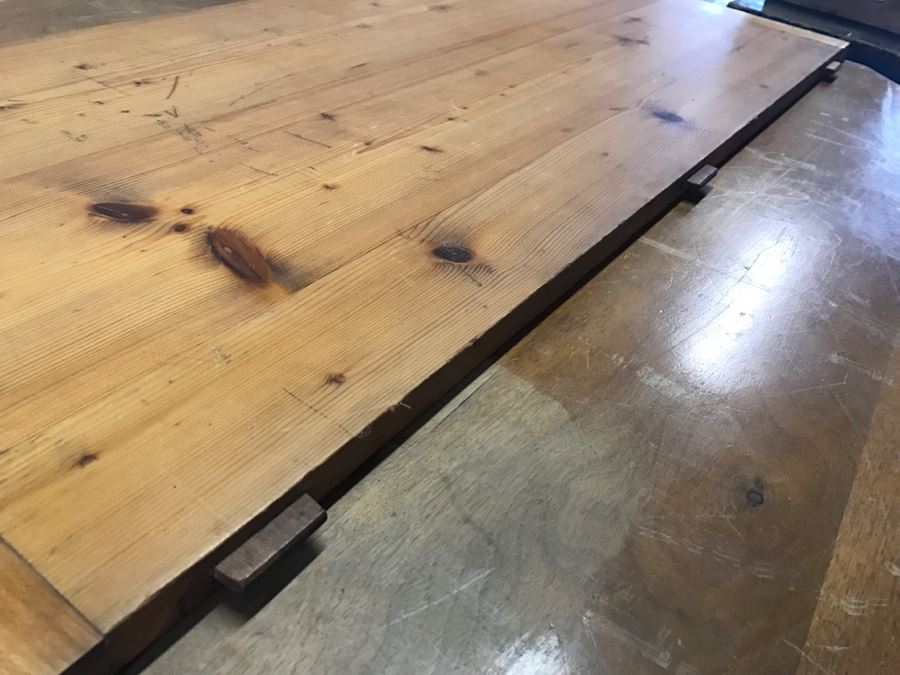 Stunning Pine And Walnut Dining Table With One Leaf And Floral Motif Carvings On The Corners And Tapered Legs Stamped VALLA LYON [Photo 22]