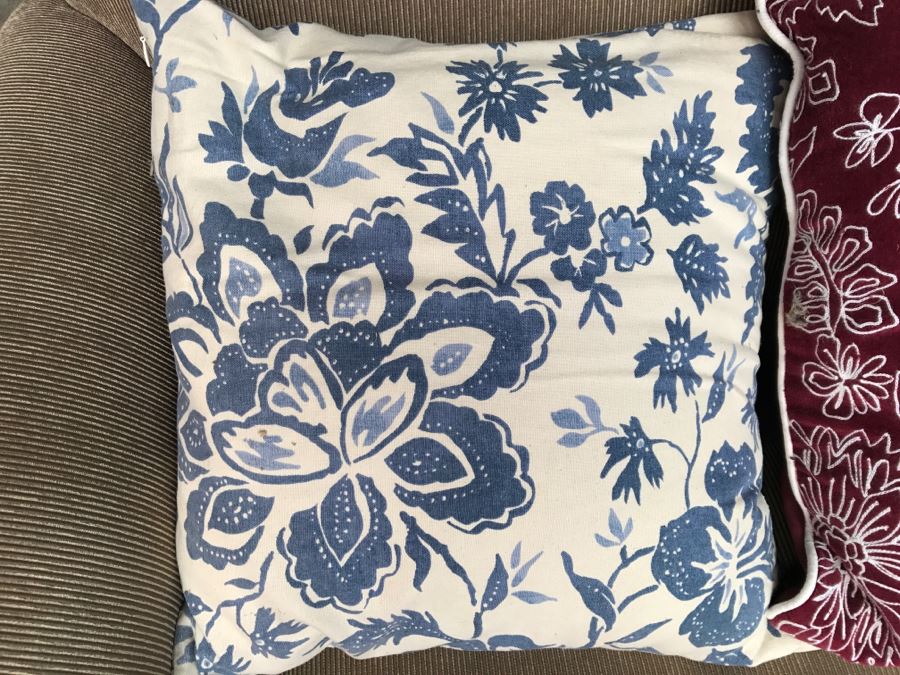 (5) Designer Throw Pillow Lot With Herringbone Blanket [Photo 2]