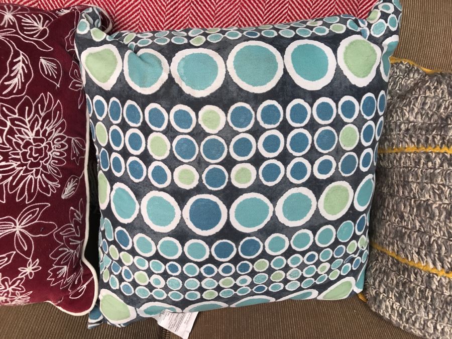 (5) Designer Throw Pillow Lot With Herringbone Blanket [Photo 6]