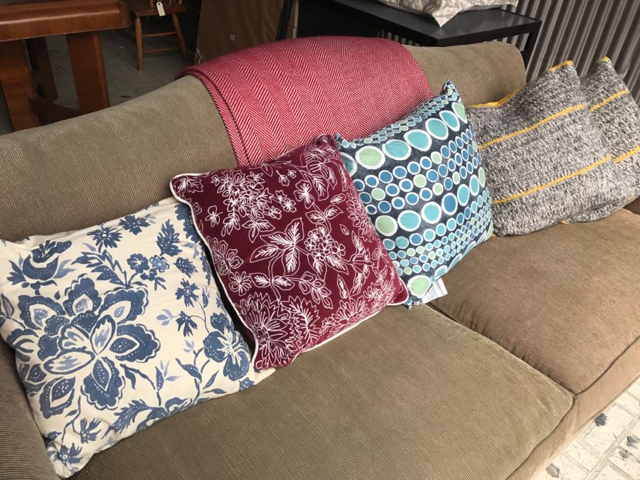 (5) Designer Throw Pillow Lot With Herringbone Blanket [Photo 1]