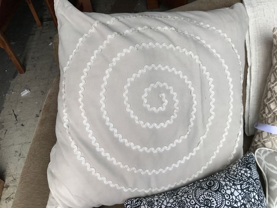 (7) Designer Throw Pillows With Blanket [Photo 2]