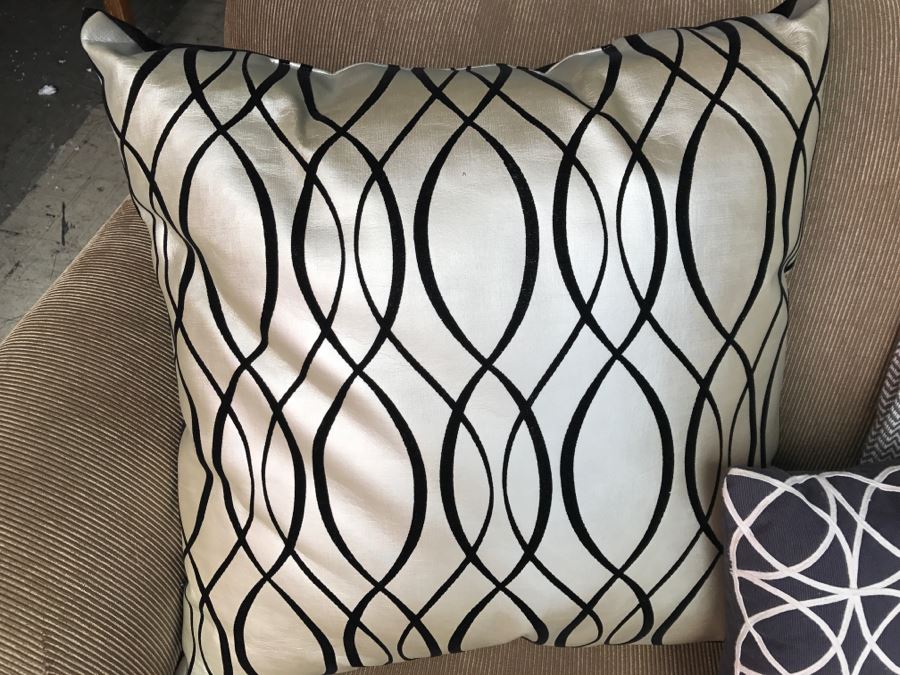 (4) Designer Throw Pillows With Tote Bag And Herringbone Blanket [Photo 2]