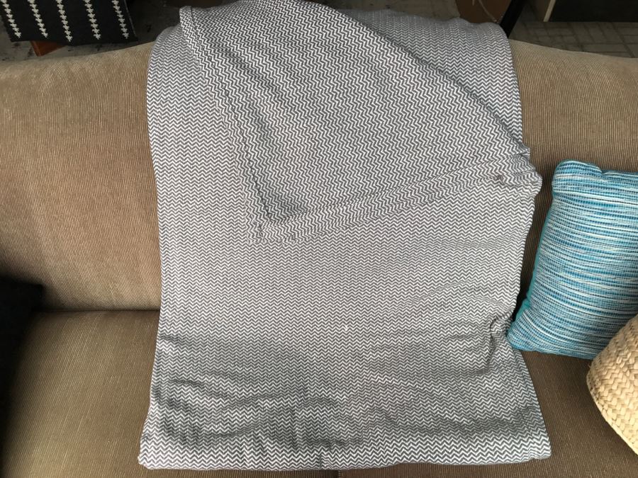 (4) Designer Throw Pillows With Tote Bag And Herringbone Blanket [Photo 9]