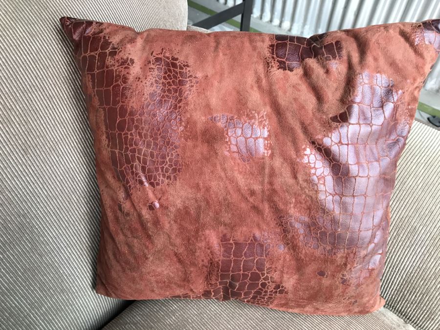 (4) Designer Throw Pillows With Tote Bag And Herringbone Blanket [Photo 8]