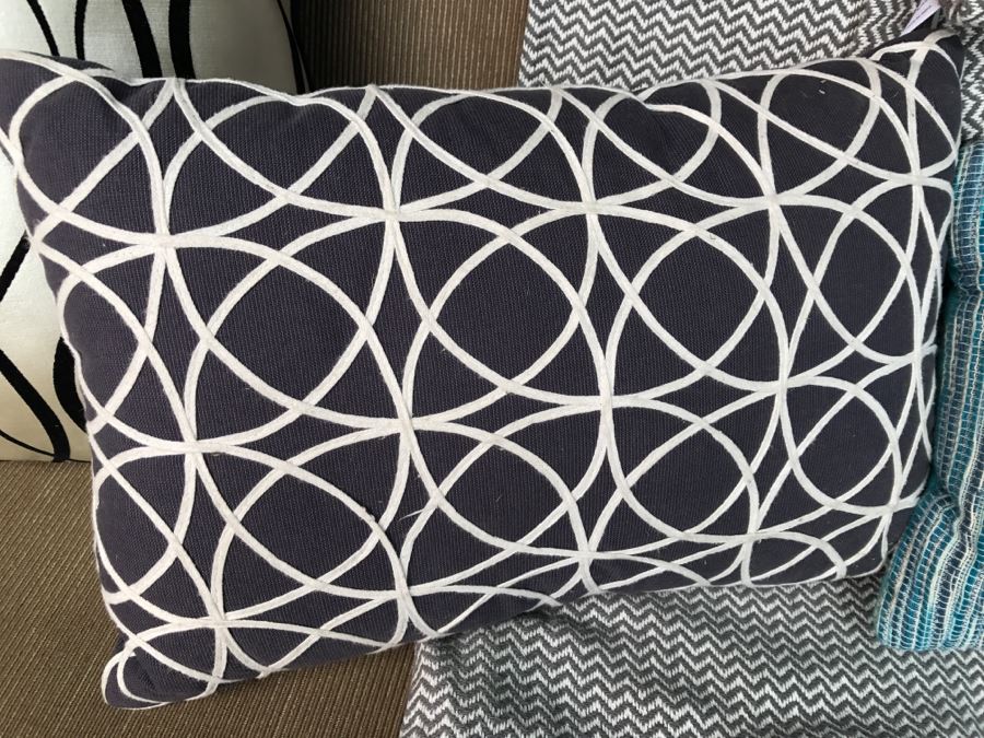 (4) Designer Throw Pillows With Tote Bag And Herringbone Blanket [Photo 3]