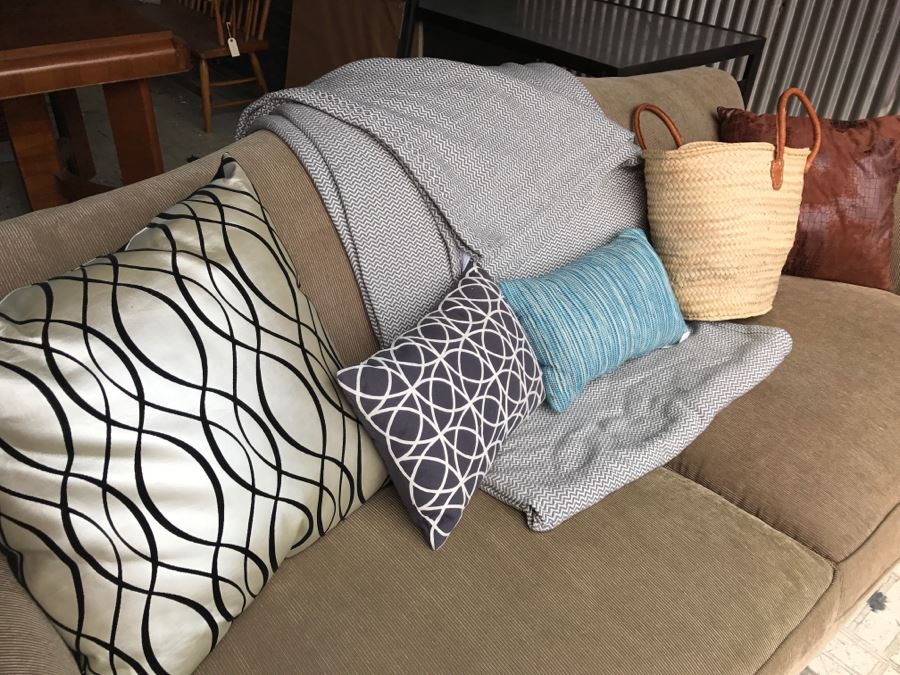 (4) Designer Throw Pillows With Tote Bag And Herringbone Blanket