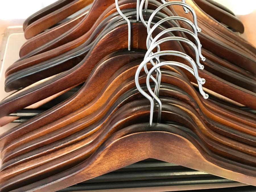 Set Of Apx 18 Wooden Hangers [Photo 4]