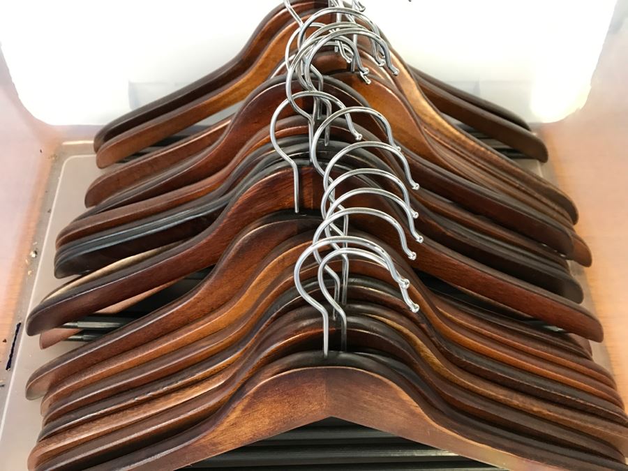 Set Of Apx 18 Wooden Hangers [Photo 2]