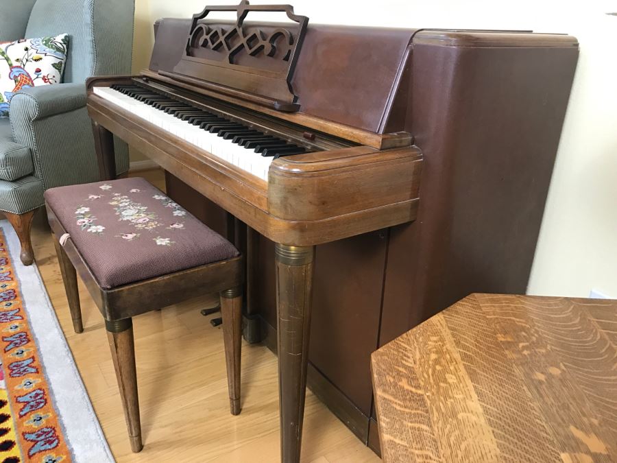 WURLITZER KORDEVON Art Deco Upright Spinet Piano S/N 195224 With Matching Needlepoint Piano Bench