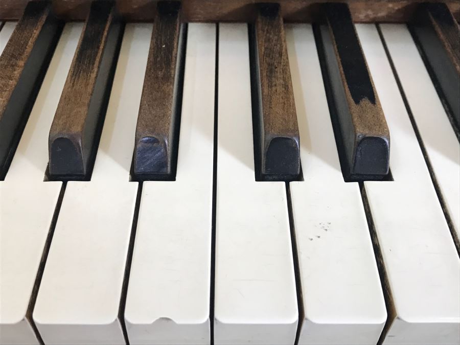 WURLITZER KORDEVON Art Deco Upright Spinet Piano S/N 195224 With Matching Needlepoint Piano Bench [Photo 16]