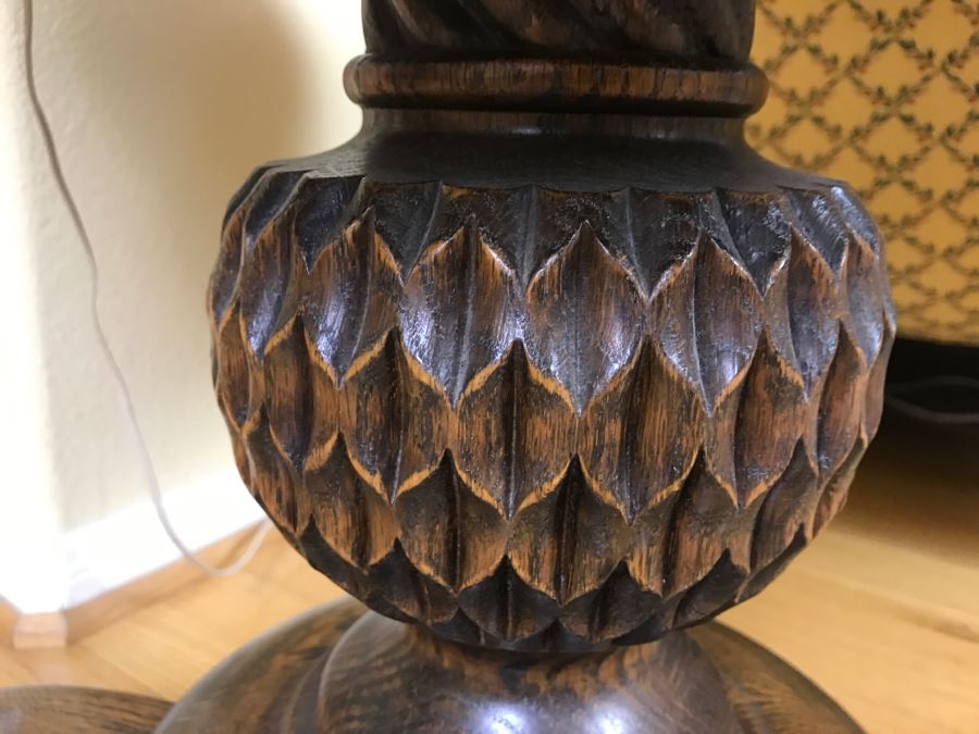 Stuning Round Tiger Oak Pedestal Table With Detailed Carvings [Photo 3]