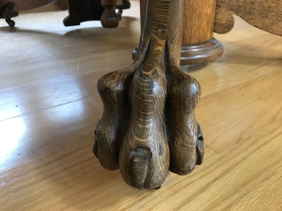 Antique Tiger Oak Dining Table With Claw Feet And Two Leaves [Photo 9]