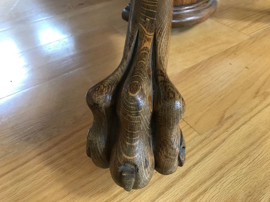 Antique Tiger Oak Dining Table With Claw Feet And Two Leaves [Photo 10]