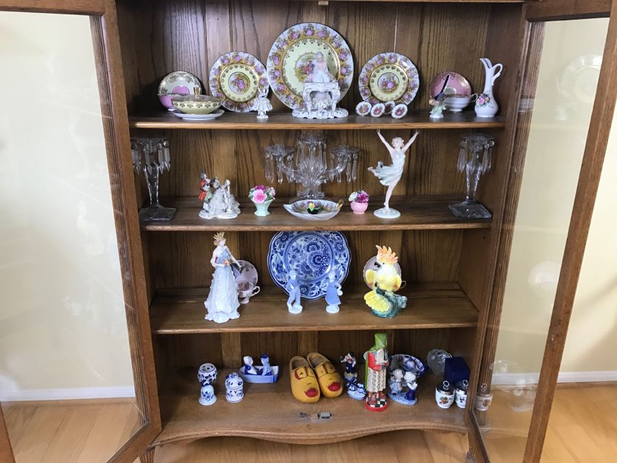Stunning Tiger Oak Glass Front Curio Cabinet With Beveled Glass Mirror And Nice Wood Carvings [Photo 12]