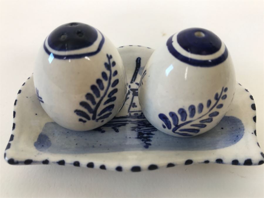 Pair Of Delft Blue Salt And Pepper Shakers [Photo 9]