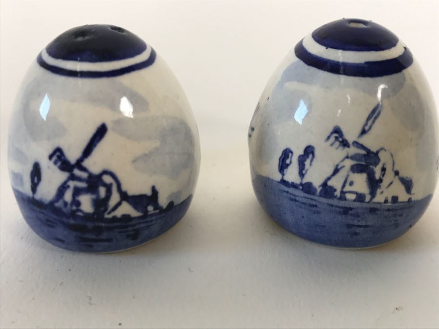 Pair Of Delft Blue Salt And Pepper Shakers [Photo 14]
