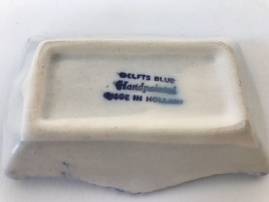 Pair Of Delft Blue Salt And Pepper Shakers [Photo 13]