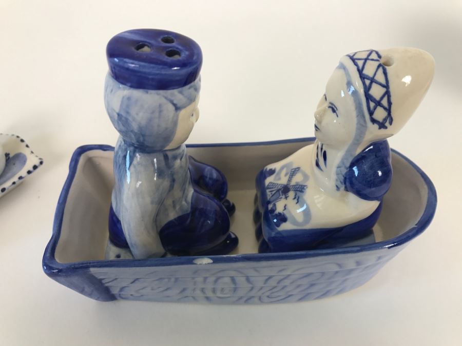 Pair Of Delft Blue Salt And Pepper Shakers [Photo 6]