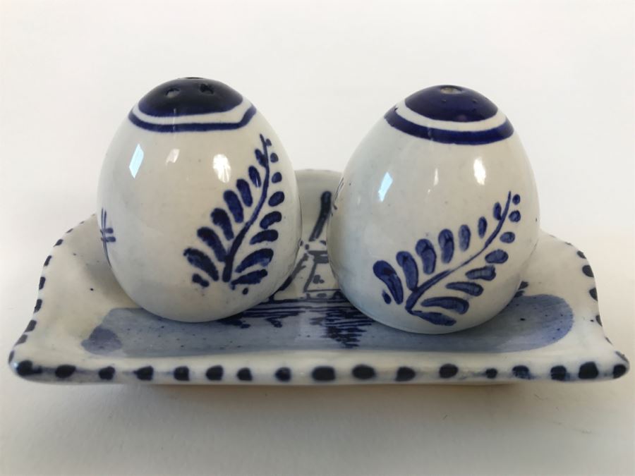 Pair Of Delft Blue Salt And Pepper Shakers [Photo 10]
