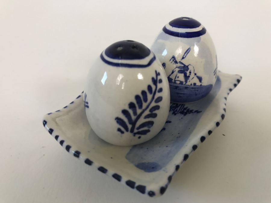 Pair Of Delft Blue Salt And Pepper Shakers [Photo 11]