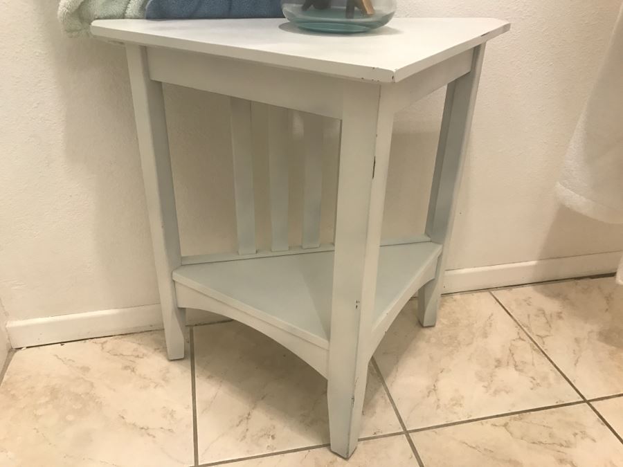 White 2-Tier Triangle Table [Photo 2]