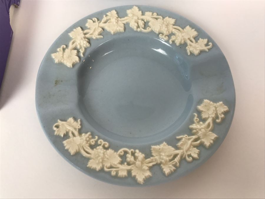 Pair Of Wedgwood Blue And White Ashtrays With Original Box [Photo 4]