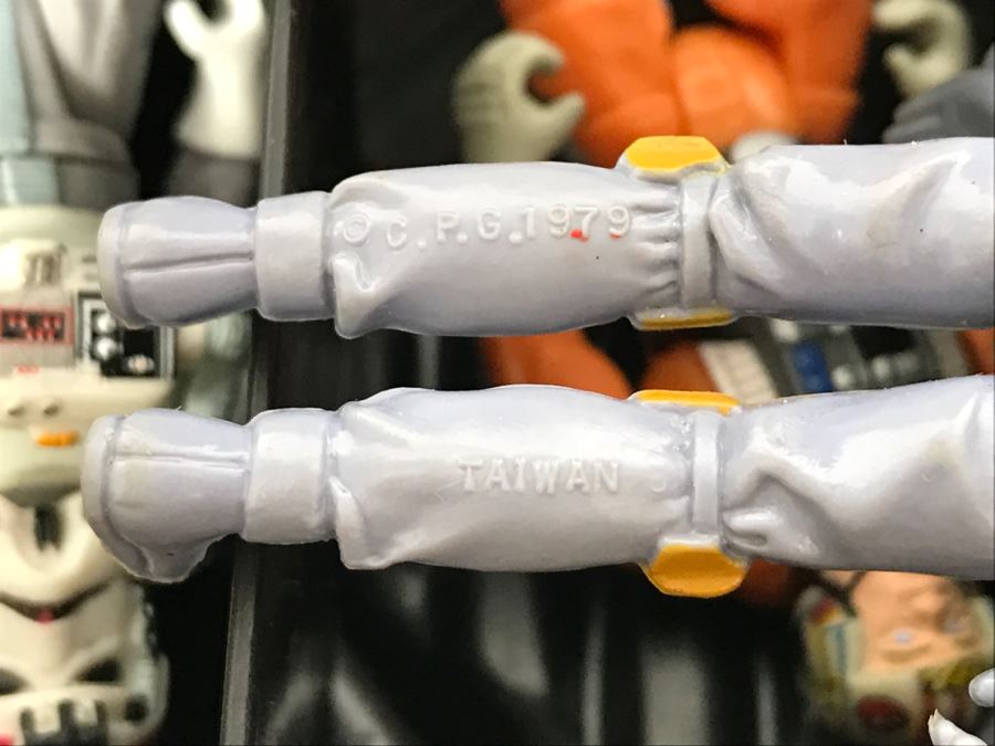 STAR WARS The Empire Strikes Back Darth Vader Accessory Storage Chamber With Action Figures Some From Hong Kong Dated in 1979/1980 [Photo 24]