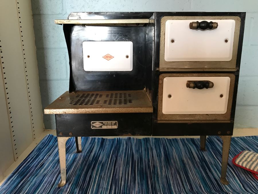 Vintage Empire Metal Ware Corporation 600 Watt Child Electric Toy Stove Oven B27 - Working - Cord Missing