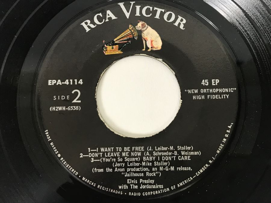 Vintage 45 Vinyl Record Carrying Case With ~50 45RPM Records Including Multiple Elvis Presley And Chuck Berry - See Inventory List In Photos - Records In Great Condition [Photo 27]