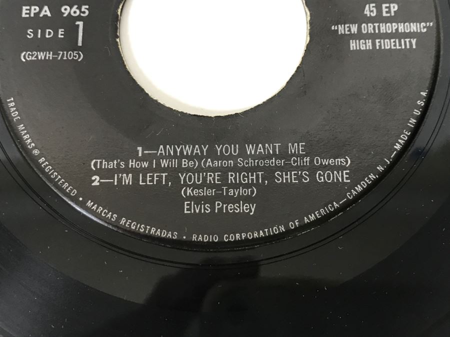 Vintage 45 Vinyl Record Carrying Case With ~50 45RPM Records Including Multiple Elvis Presley And Chuck Berry - See Inventory List In Photos - Records In Great Condition [Photo 21]