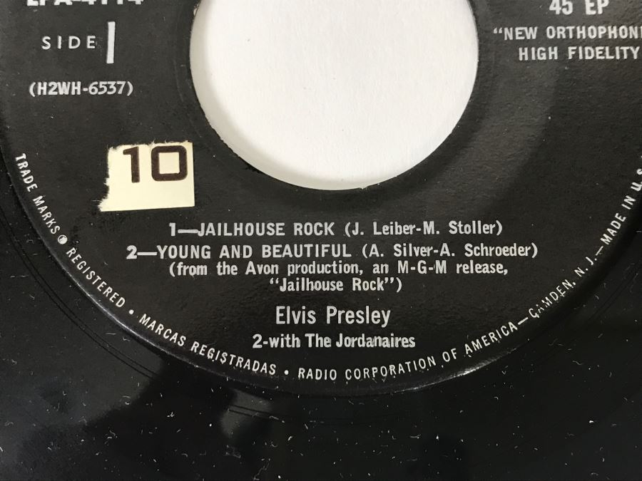 Vintage 45 Vinyl Record Carrying Case With ~50 45RPM Records Including Multiple Elvis Presley And Chuck Berry - See Inventory List In Photos - Records In Great Condition [Photo 25]
